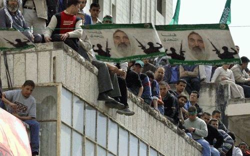 Omdat de non leiders van IsraÃ«l en van de Palestijnen niet bereid of in staat zijn het conflict op een rechtvaardige, acceptabele manier te beÃ«indigen, is een actieve inmenging van buitenaf essentieel.” Foto: Palestijnen demonstreren in Ramallah na de a