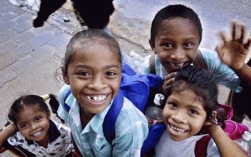 Straatkinderen in Suriname tonen hun blijde gezichtjes. Veel van die kinderen verbergen echter achter hun gulle lach een verwrongen leven. Foto Eljee