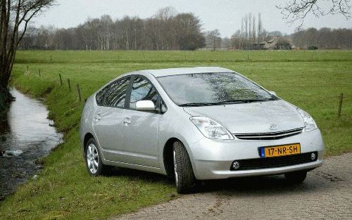 Door de sterk aflopende daklijn is de hoofdruimte achterin wat beperkt. Hetzelfde geldt voor de bagageruimte, die niet royaal van inhoud is. Foto’s RD, Anton Dommerholt