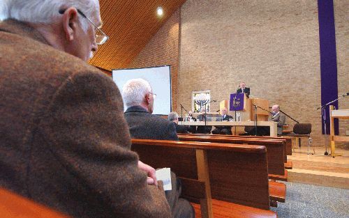 VEENENDAAL - De Vereniging van Regionale Christelijke Gereformeerde Studiekringen (RCGS) belegde zaterdag in Veenendaal een conferentie over de Nieuwe Bijbelvertaling en de Herziene Statenvertaling. Het motto luidde: ”De Bijbel opnieuw vertaald en hertaal