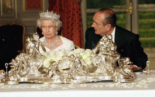 PARIJS â€“ Koningin Elizabeth met de Franse president Jacques Chirac maandagavond tijdens het staatsbanket in het ElysÃ©e in Parijs. De Britse koningin brengt een driedaags bezoek aan Frankrijk. Foto EPA