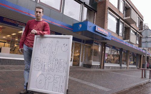 RIJSSEN â€“ F. Molenkamp voor zijn zaak in Rijssen. „De omruilgarantie blijft.” Foto Hans Bloemendaal