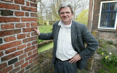 UTRECHT â€“ Ir. Sijmons is de eerste Nederlandse rijksadviseur voor het landschap. Zijn aanstelling door minister Veerman van Landbouw is volgens Sijmons „een signaal dat Landbouw de cultuurpolitieke kant van het landschap belangrijk vindt.” Foto RD, Anto