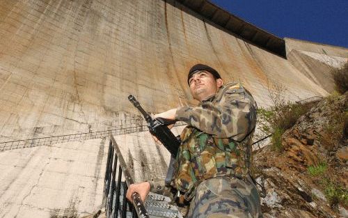 MADRID â€“ Spaanse veiligheidsdiensten controleren het El Atazar waterreservoir bij Madrid, een van de strategische doelen die tijdens de paasdagen door moslimterroristen gesaboteerd zouden kunnen worden. Foto EPA