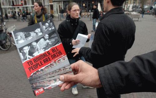 AMSTERDAM â€“ Dierenrechtenorganisatie Peta voerde donderdagmiddag actie op het Leidseplein. Het foldermateriaal is door de politie in beslag genomen. Op de folder stond de tekst ”To animals, all the people are nazis” (Wat dieren betreft zijn alle mensen 