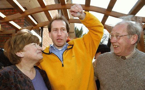 WESTDORPE - Arjan Erkel, inmiddels weer zonder baard, samen met zijn ouders in de woonplaats van zijn ouders Westdorpe, na zijn rondtocht door het dorp. Het dorp had een warm onthaal voorbereid voor de medewerker van Artsen zonder Grenzen, die zondag, na 