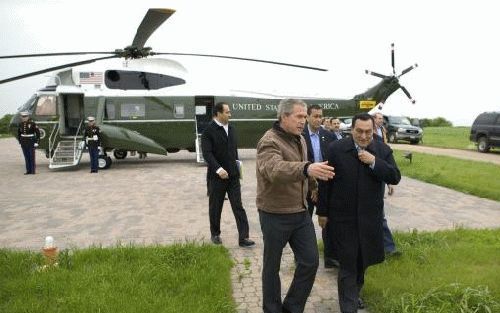 CRAWFORD - De Egyptische president Mubarak bezocht Bush maandag op diens ranch in Crawford in Texas. Foto EPA