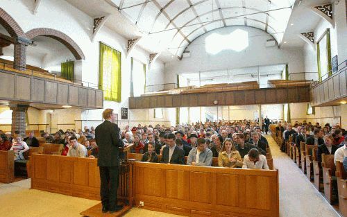 SLIEDRECHT â€“ De Stichting Reformatorisch AppÃ¨l (SRA) hield maandag in Sliedrecht een appÃ¨l en ontmoetingsdag. Sprekers waren ds. J. P. Boiten, ds. P. D. J. Buijs, ds. A. Simons en evangelist W. A. den Hertog. Foto Rob Kamminga