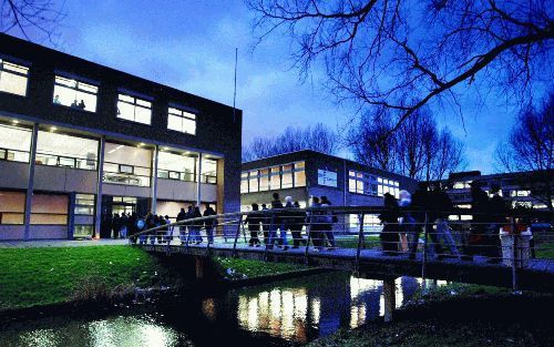 DEN HAAG - Leerlingen en docenten lopen naar het Terra College in Den Haag. De foto werd ruim drie maanden geleden gemaakt nadat de 49-jarige docent H. van Wieren werd neergeschoten. Tientallen vrijwilligers spanden zich toen in om docenten en leerlingen 