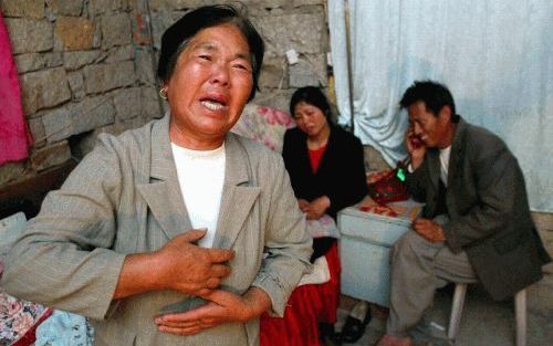 FUZHOU - De oma van Lin Kongming, een van de zeven Chinese arbeiders die in Irak waren ontvoerd en maandag weer vrijkwamen, kon gisteren haar emoties niet bedwingen toen een journalist van een plaatselijke krant haar om een reactie vroeg nadat de vrijlati