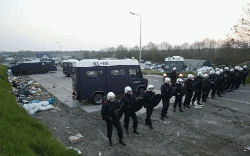 MAASTRICHT - Ruim driehonderd politiemensen zijn donderdagochtend het woonwagenkamp Vinkenslag bij Maastricht binnengevallen. Ze arresteerden mensen die woensdag betrokken waren bij de blokkade op de A2. De toegang naar het kamp is hermetisch afgesloten. 