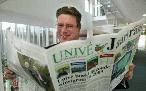 ZWOLLE â€“ Algemeen directeur Edwin Velzel van UnivÃ© Verzekeringen in Zwolle las woensdag een speciale krant waarin de jaarcijfers over 2003 worden toegelicht. Foto ANP