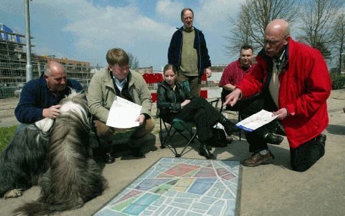 ENSCHEDE â€“ In goede harmonie hebben de zes EnschedeÃ«rs op de foto en drie anderen hun favoriete stukken bouwgrond in de Enschedese rampwijk Roombeek verdeeld. Zij gingen daar woensdag kamperen, omdat er een stormloop wordt verwacht op de kavels, die za