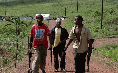 MONROVIA â€“ Liberiaanse rebellen zijn op weg om hun wapens in te leveren, in de buurt van de stad Gbarnga. Na een onderbreking van enkele weken heeft de VN vredesmacht het ontwapeningsproces hervat. Foto EPA