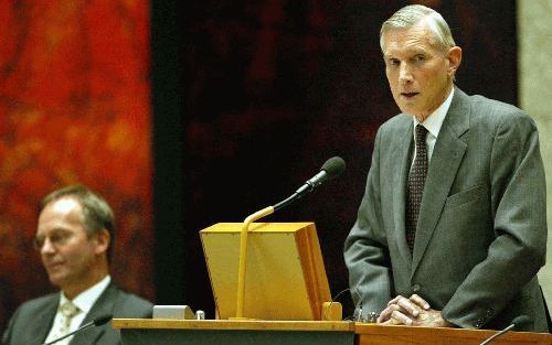 DEN HAAG â€“ Minister Bot van Buitenlandse Zaken aan het woord tijdens het debat over Irak in de Tweede Kamer in Den Haag. Links van hem minister Kamp van Defensie. De Tweede Kamer debatteerde donderdag over de situatie in Irak. Foto ANP