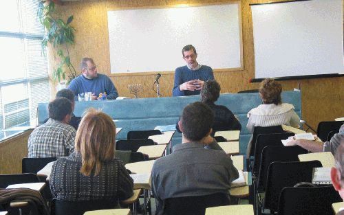 SALOU â€“ SEZ-evangelist Berend Coster tijdens een van de lessen voor Spaanse bijbelschoolstudenten. Foto SEZ