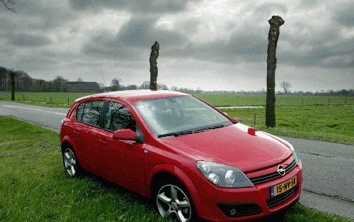 De nieuwe Opel Astra is opvallend, zit prettig, rijdt lekker, maar is niet heel zuinig. Foto’s RD, Anton Dommerholt