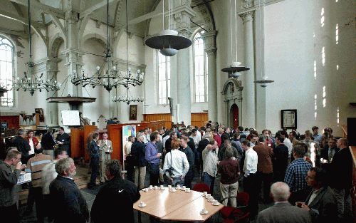 AMSTERDAM â€“ Koffiepauze. In de Amsterdamse Noorderkerk had vrijdag een studiedag plaats met als thema: ”De stad als frontlinie voor de kerk”. „Paulus ging van de ene grote stad naar de andere om er het Evangelie te planten, van waaruit het naar het plat