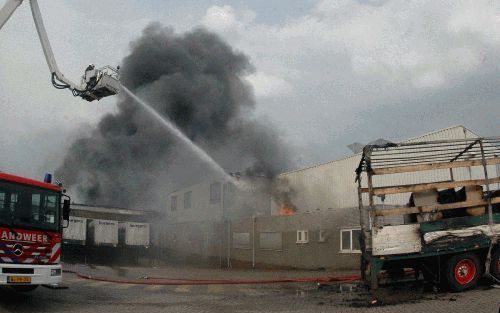 EERBEEK â€“ Op het terrein van een kartonfabriek in het centrum van het Gelderse Eerbeek heeft zaterdag een grote brand gewoed. Diverse eenheden van brandweerkorpsen uit de omgeving hebben het vuur bestreden. Foto ANP