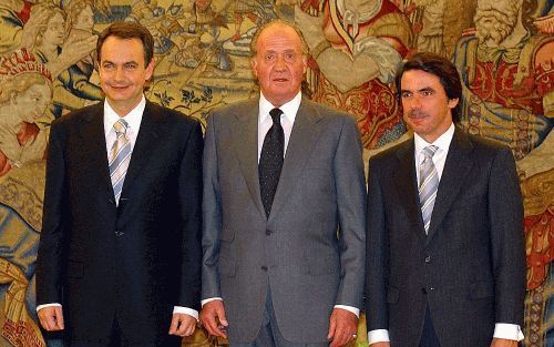 MADRID â€“ De komende en de gaande man. De nieuwe Spaanse premier JosÃ© Luis Rodriguez Zapatero (l.) legde zaterdag ten overstaan van koning Carlos (m.) de eed af. JosÃ© Maria Aznar (r.) legde daarmee officieel zijn functie als regeringsleider neer. Foto 