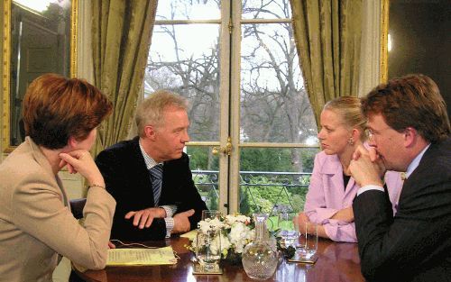 HILVERSUM â€“ Prins Friso en Mabel Wisse Smit (r.) spraken maandag over hun aanstaande huwelijk met tv-interviewers Maartje van Weegen en Paul Witteman.- Foto NOS