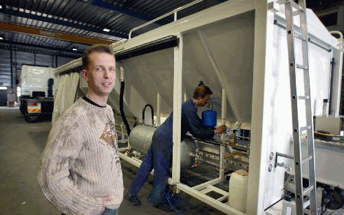 DEN BOSCH â€“ Jhon Peeters bij de montage van een mixmachine in de Bossche vestiging van Bremat. „Nu al behaal ik met uitbesteden in Hongarije meer winst dan hier.” - Foto Frank Trommelen