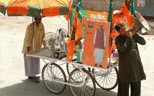 BHOPAL â€“ Twee straatverkopers in de Indiase stad Bhopal maakten maandag tussen de bedrijven door reclame voor de BJP-partij van premier Vajpayee. Dinsdag en op enkele andere dagen in de komende weken mogen de burgers van India naar de stembus om een nie