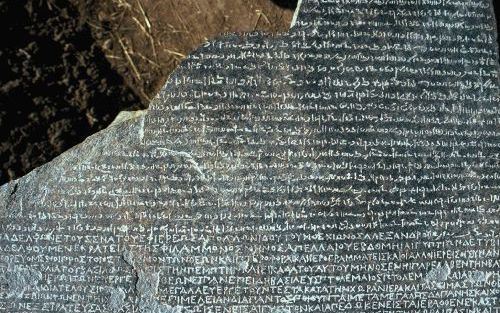 POTSDAM â€“ Een fragment van de Egyptische inscriptie die Duitse archeologen uit Potsdam hebben ontdekt tijdens graafwerk in de Nijldelta in Egypte. De steen dateert van 238 voor Christus en de tekst is geschreven in drie talen. - Foto EPA