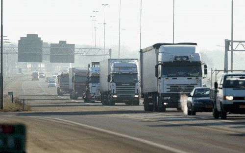 DEN HAAG â€“ Door invoering van het dieselduppie zal de uitstoot van broeikasgassen bij het vrachtverkeer met zo’n 3 tot 3,5 procent dalen. Vrachtvervoerders zouden eerder zuinige auto’s kopen en zuinig rijgedrag stimuleren. De transportwereld bestrijdt d