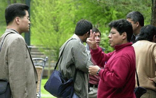 DALFSEN â€“ Deelnemers aan de vierjaarlijkse assemblee van de CAMA gemeenten tijdens een geanimeerd gesprek. Ruim 200 deelnemers uit 40 landen zijn deze week in Dalfsen bij een. Foto Frank Uijlenbroek