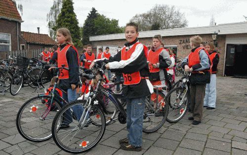 DONGEN - Scholieren van een basisschool in Dongen wachten donderdag op hun beurt om het praktijkonderdeel van het 3VO-verkeersexamen af te leggen. In totaal leggen donderdag 200. 000 leerlingen uit groep 7 en 8 van het basisonderwijs het schriftelijk exam