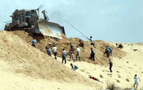 BEIT LAHIA â€“ De onrust in de Gazastrook hield donderdag aan. Palestijnse jongens in Beit Lahia gooiden stenen naar een IsraÃ«lische bulldozer. Binnen de IsraÃ«lische Likud partij neemt de onvrede over het terugtrekkingsplan rond Gaza van premier Sharon 