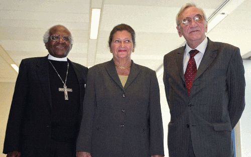 DEN HAAG - Aartsbisschop Desmond Tutu, voormalig minister van Volksgezondheid in Frankrijk Simone Veil en de vroegere Poolse premier Mazowiecki waren donderdag de prominente gasten bij de ceremonie in het Nederlands Congres Centrum in Den Haag waarop het 