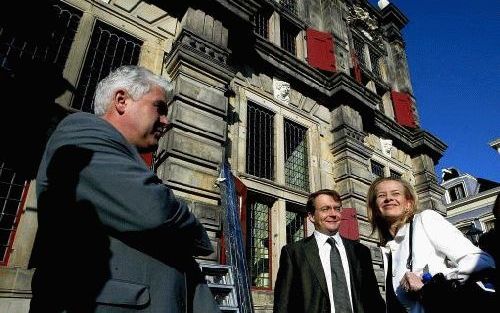 DELFT - Prins Friso en zijn aanstaande vrouw, Mabel Wisse Smit, inspecteren vrijdag de Oude Kerk in Delft, waar ze zaterdag in het huwelijk treden. Foto EPA