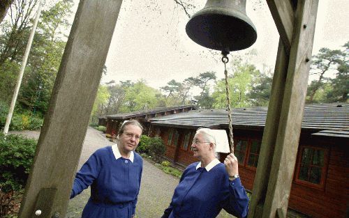 AMERONGEN â€“ Het conferentiecentrum BethaniÃ« van het Zendings Diaconessenhuis in Amerongen bestaat zaterdagvijftig jaar. Zuster Anneke (l.) en zuster Dorien: „We hoeven ’s morgens nooit lang voor de kast te staan.” Foto RD, Anton Dommerholt