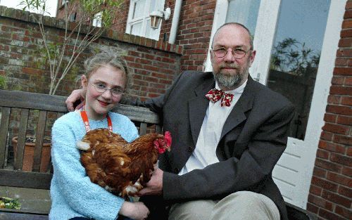 ZEIST â€“ Dr. John van Schaik, hier met zijn dochter Elian, promoveerde maandag op de relatie tussen ketters en hervormers in de Middeleeuwen. Hij is antroposoof en voorzitter van het Origenes Instituut. „God in de natuur, dat fascineert mij. Ik betreur d