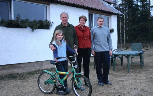 SUURE JAANI â€“ De Nederlandse boer Henk Pilkes, die in 2002 Duitsland verruilde voor Estland, heeft geen spijt van zijn overstap. Op de foto wordt hij geflankeerd door zijn vrouw Irma en Martijn en Jorine, twee van zijn vier kinderen. Foto RD