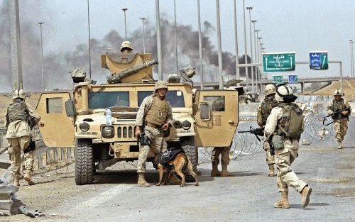 FALLUJAH â€“ Amerikaanse troepen patrouilleren bij een controlepost aan de rand van de stad Fallujah, die ze ruim drie weken hebben belegerd. De strijd om de verzetshaard van aanhangers van ex-president Saddam Hussein kostte honderden Irakezen en tientall