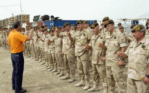 AS SAMAWAH â€“ Minister Kamp van Defensie en de Nederlandse troepen toostten vrijdag in Camp Smitty in Irak met een oranjebitter op de Koningin. De minister, vanwege Koninginnedag gekleed in een oranje shirt, bracht een bliksembezoek aan de provincie al M