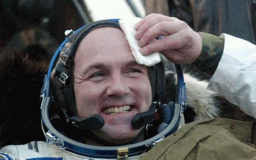 KAZAKSTAN â€“ Een arts waste vrijdaghet gezicht van astronaut AndrÃ© Kuipers na de landing van de Sojoez TMA 3 capsule in de noordelijke steppe van Kazachstan. De Nederlandse astronaut keerde na een ruimtereis van elf dagen terug op aarde. Foto EPA