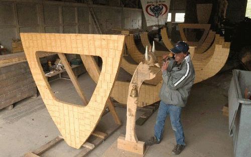 NAGELE â€“ Robert McDonald aan het werk bij zijn vikingschip. Met het schip van 15 miljoen ijsstokjes wil hij naar Florida varen. Foto Hans Veenhuis