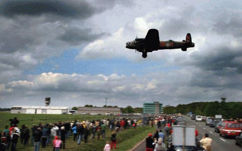 ASSEN - Engelse piloten hebben gistermiddag in een Lancaster-bommenwerper uit de Tweede Wereldoorlog een vliegende groet gebracht ter nagedachtenis van hun zeven gesneuvelde kameraden, die op 20 oktober 1943 in een soortgelijk vliegtuig in de buurt van As