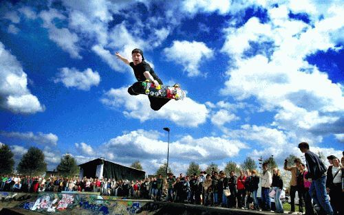 UTRECHT â€“ De skateboarddemonstratie tijdens het bevrijdingsfestival in het Utrechtse Griftpark trok een recordaantal toeschouwers. Op dertien plaatsen in Nederland werden woensdag bevrijdingsfestivals gehouden. Foto ANP