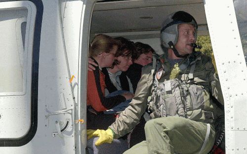 GRANADA - Nederlanse toeristen zitten donderdag in een helikopter nadat ze zijn gered van een berg in zuid-Spanje, waar ze woensdag werden overvallen door slecht weer. Drie Nederlanders kwamen om het leven, een vierde ligt in coma in in een ziekenhuis in 