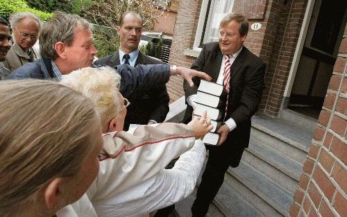 ROTTERDAM - Oud-minister en LPF-Tweede-Kamerlid Nawijn deelt donderdag boeken uit met het gedachtengoed van Pim Fortuyn. Dat deed hij voor het huis van de precies twee jaar geleden doodgeschoten Rotterdamse politicus. Enkele honderden mensen herdachten he