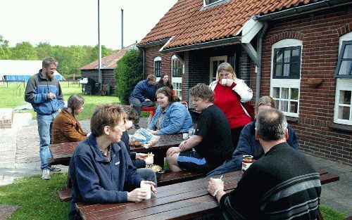 Recreatieboerderij ’t Zwervel in Wijhe biedt de armste gezinnen van Nederland een week vakantie aan. „Bij het opstellen van een programma proberen we zo veel mogelijk uit te gaan van de wensen en talenten van de gezinsleden.” Foto RD, Henk Visscher