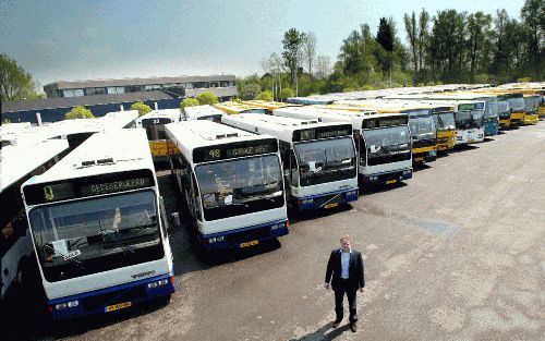 SPIJKENISSE â€“ Andy van der Heijden van Womy Equipment Supply bij zijn handelswaar op het parkeerterrein van het bedrijf. „We doen zaken met mensen die weinig geld hebben. Het leukste is dat je ze wat brengt en dat je kunt helpen met de opbouw van magazi