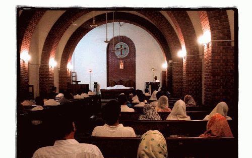 QUETTA - Christenen tijdens een kerkdienst in Pakistan. In het overwegend islamitische land staan zij voortdurend bloot aan vervolging. Deze week maakte de mensenrechtenorganisatie Christian Solidarity Worldwide het overlijden bekend van de 23-jarige Paki