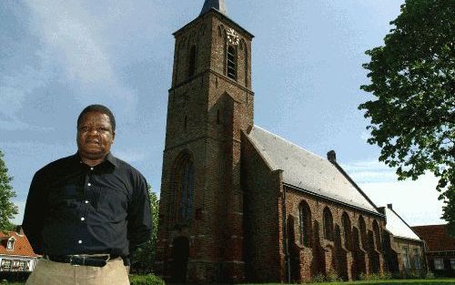 Ds. Alfred Xuba, predikant van de â€“zwarteâ€“ Hervormde Kerk in Suidelike Afrika (HKSA), hier voor het hervormde kerkje in Serooskerke. Ds. Xuba is verbonden aan de gemeente in Bloemfontein, de hoofdstad van Vrijstaat. Foto Wim van Vossen