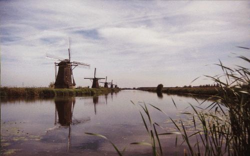 Waterschap de Overwaard zorgde in 1740 voor een rij van acht houten, achtkantige met riet gedekte grondzeilers die de boezem op peil moesten houden. Verderop staan de acht ronde stenen varianten van waterschap de Nederwaard uit 1738, die dezelfde taak had